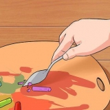 Misturando pastéis de óleo