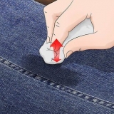 Como tirar manchas de óleo do jeans