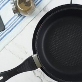 Preparando salsichas de café da manhã