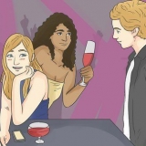 Aproximando-se de uma garota em um grupo em um café