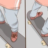 De pé em um skate