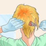 Corrija as raízes do cabelo laranja ao descolorir o cabelo