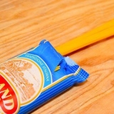 Fazendo macarrão com molho alfredo de uma jarra