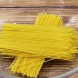 Reaquecendo macarrão no micro-ondas