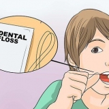 Tirando pipoca entre os dentes