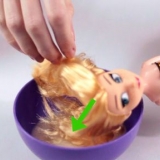 Desembaraçar e amaciar o cabelo da boneca