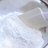 Fazendo puto (bolos de farinha de arroz cozido no vapor)
