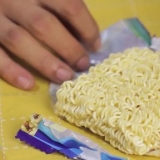 Prepare macarrão ramen no microondas