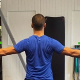 Faça exercícios de alongamento para os ombros