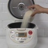 Cozinhar arroz em uma panela de arroz