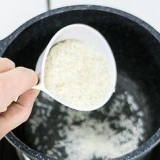 Cozinhar o arroz no caldo de galinha