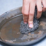 Removendo a ferrugem de uma frigideira de ferro fundido