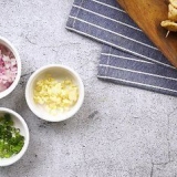 Fazendo molho para bolinhos de peixe (estilo de rua)