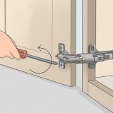 Dobradiças de medição para um armário