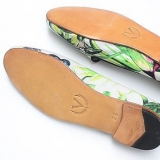 Pinte as solas dos sapatos