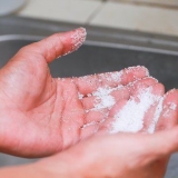 Tirando supercola das mãos com sal