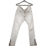 Vestindo jeans skinny