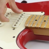 Trocando as cordas de uma guitarra elétrica
