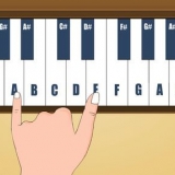 Tocando alguém como você no piano