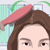 Fazendo coques espaciais com cabelo curto