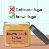 Usando esfoliante de açúcar