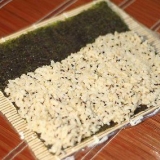 Fazendo rolos de sushi