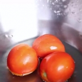 Escalde os tomates