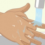 Inserindo creme vaginal