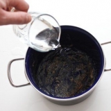 Tirar restos de comida queimados de uma panela