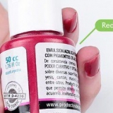 Misturando tinta para obter a cor rosa