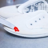 Remova a tinta dos sapatos de lona