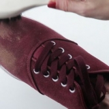 Limpando sapatos sujos