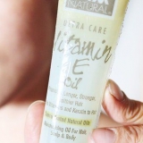 Usando óleo de vitamina e para o seu cabelo