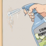 Remova manchas de tiras adesivas da sua parede