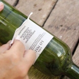 Fazendo garrafas de vinho com iluminação de destaque
