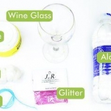 Decore taças de vinho com glitter