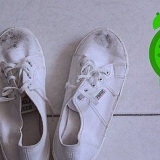 Limpando sapatos de lona branca