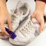 Limpando sapatos de couro branco