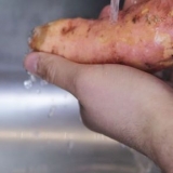 Preparando batata-doce no micro-ondas