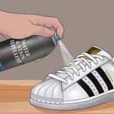 Mantendo os adidas superstars brancos limpos