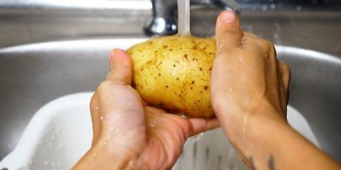 Preparando batatas no churrasco