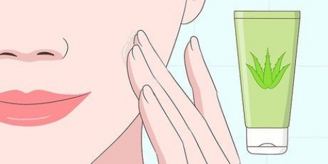 Usando gel de aloe vera em seu rosto