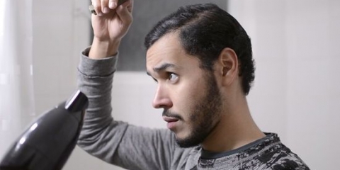 Como um homem endireitar seu cabelo