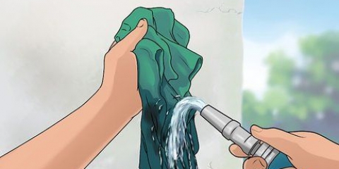 Tirar cheiro de gasolina da roupa