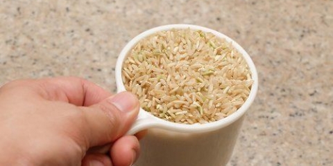 Cozinhar arroz integral em uma panela de arroz