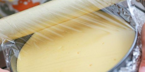 Retire o cheesecake de uma forma de mola