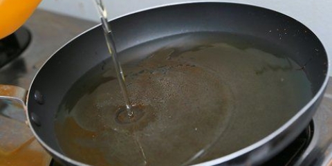Fazendo biryani de frango