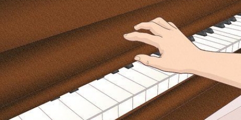 Tocando pauzinhos em um piano ou teclado