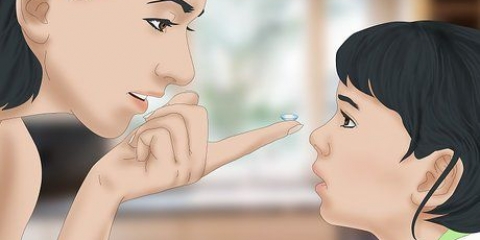 Colocar lentes de contato nos olhos do seu filho