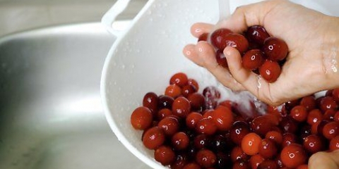 Fazendo molho de cranberry